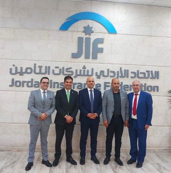 The CEO of Oval International Academy and the CEO of the Jordanian Insurance Federation celebrate a group of successful students in the first batch of the general insurance exam and hand over certificates to those who passed.